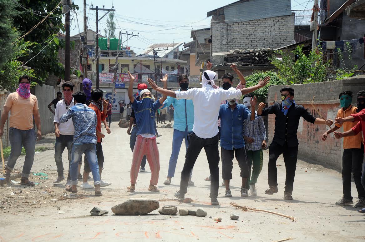 17 injured in Handwara during clashes